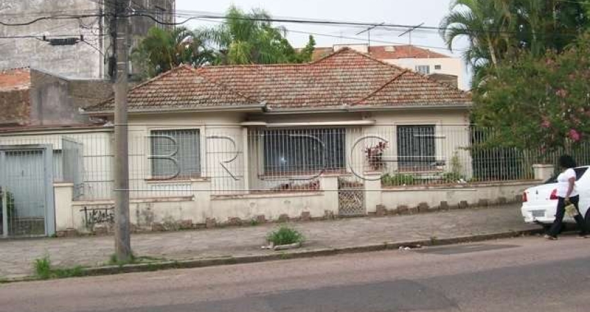 Casa comercial com 3 salas para alugar na Rua General Couto de Magalhães, 470, São João, Porto Alegre