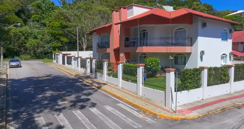 Familiar, amplo, no centro, próximo à praia. Confortável, arejado, com jardim.