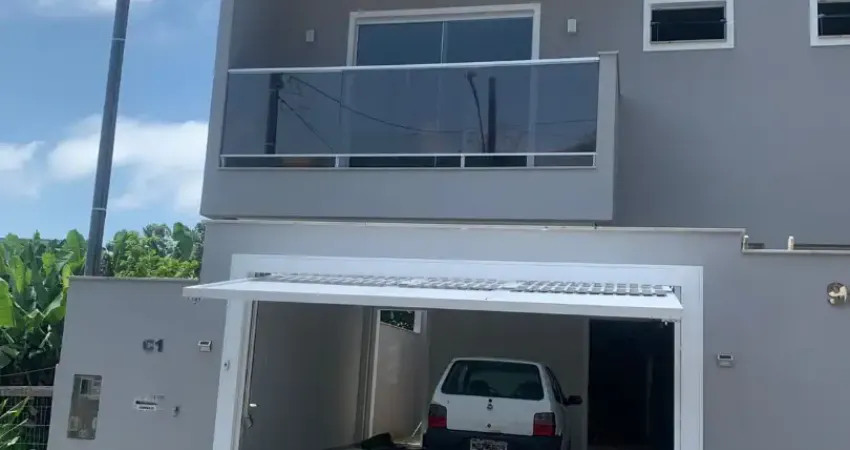 Excelente sobrado (geminado), suíte mais dois quartos, cozinha mobiliada, quartos com armários.