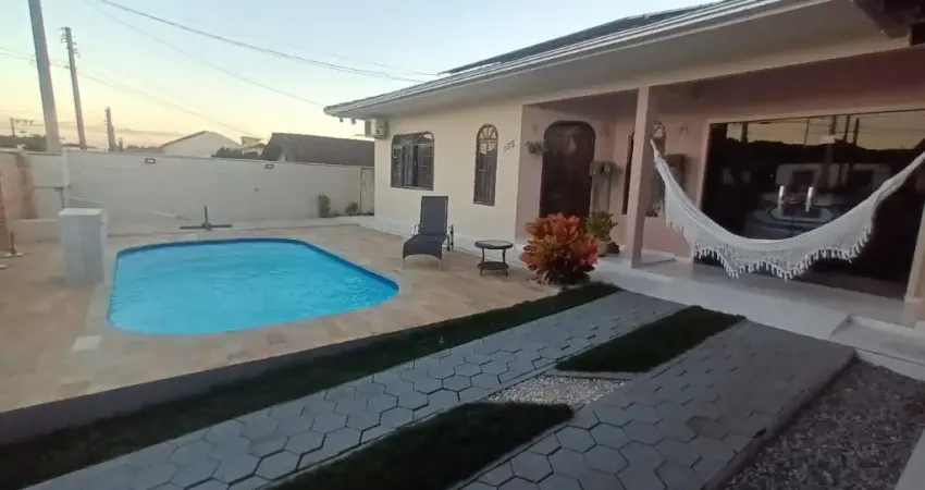 Linda Residência com amplo terreno.