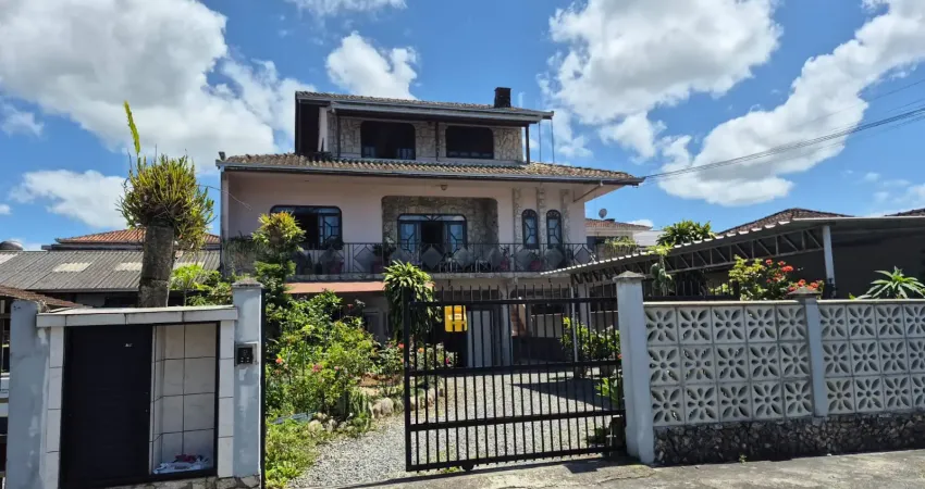 Sobrado com apartamento no piso superior e mais três apartamentos para locação.