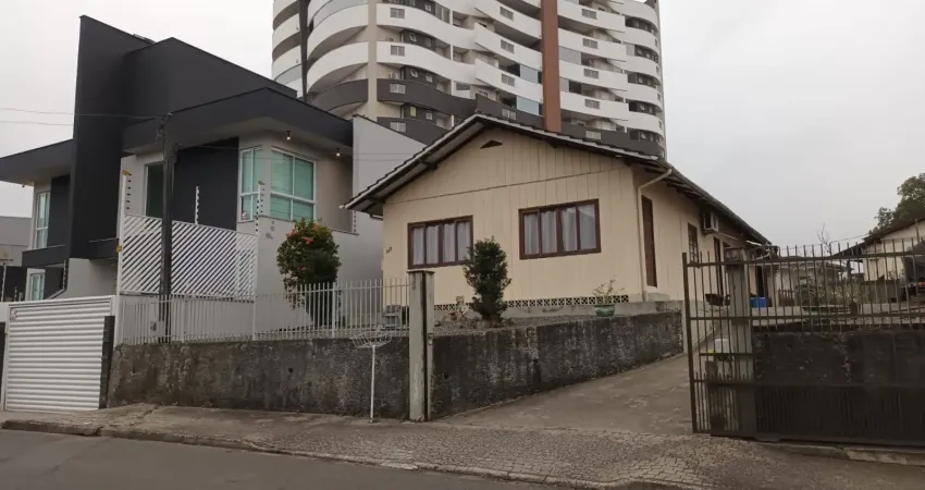 Ótimo terreno muito bem localizado com uma casa de madeira de lei.