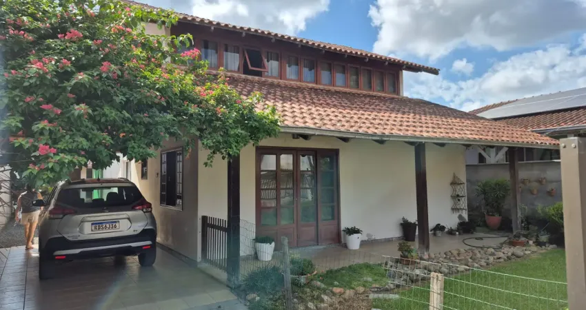 Sobrado amplo com terreno de 455m² em local tranquilo com rua sem saída.