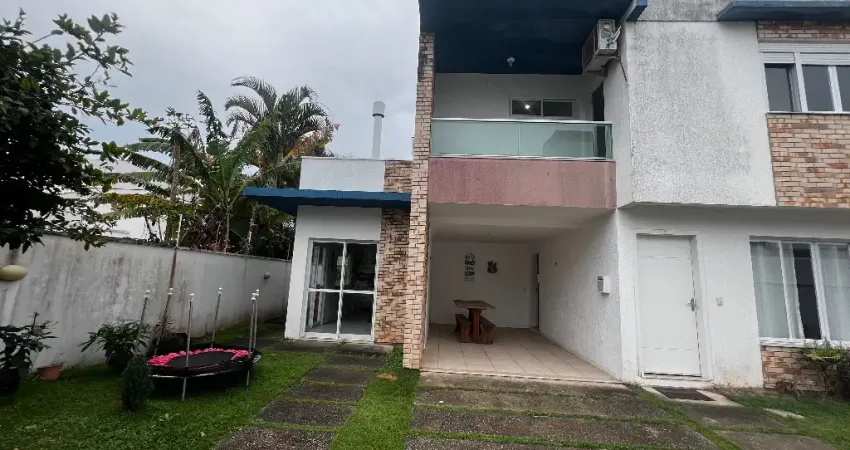 Casa a venda com 03 dormitórios a 800m da praia dos ingleses -escritura pública