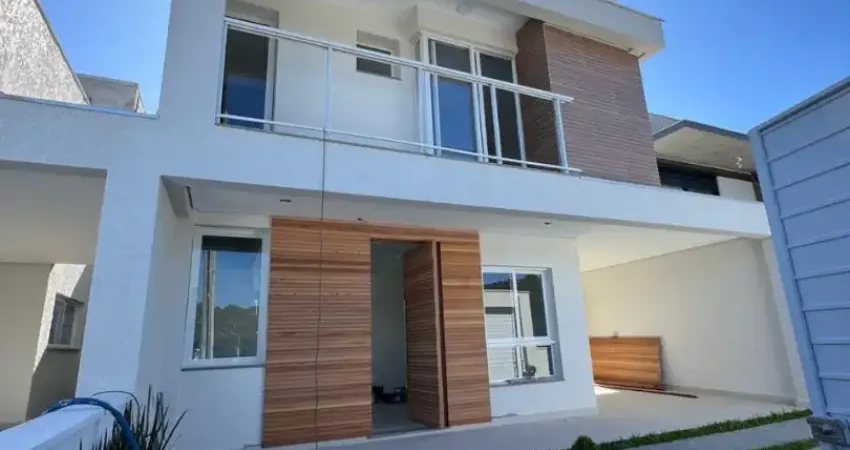 Linda residência individual no terreno, 03 dormitórios, localizada em loteamento novo na praia dos ingleses.