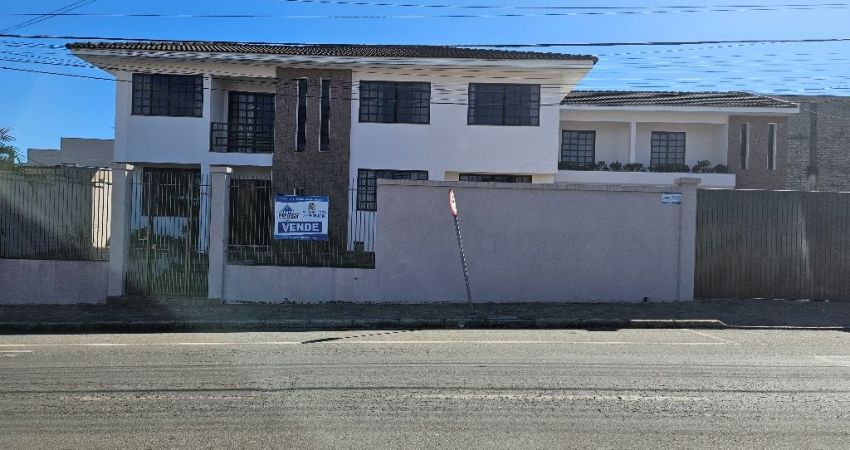 Oque você procura esta aqui, Sobrado de Luxo com Localização Privilegiada!  Você está procurando por um lar sofisticado e confortável, com uma localização privilegiada e uma vista deslumbrante da cida