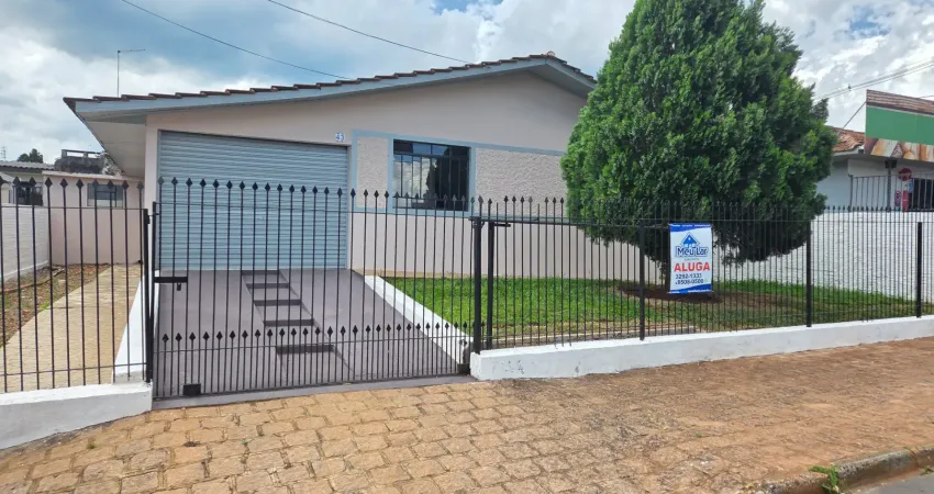 Residencia com ampla area de jardim com quartos espaçosos garagem coberta