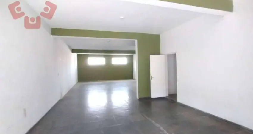 Aluga-se salão comercial 80m² com 2 banheiros e frente para rua movimentada
