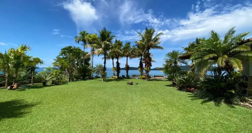Luxuosa propriedade pé na areia de 6 quartos em Angra dos Reis - RJ à Venda
