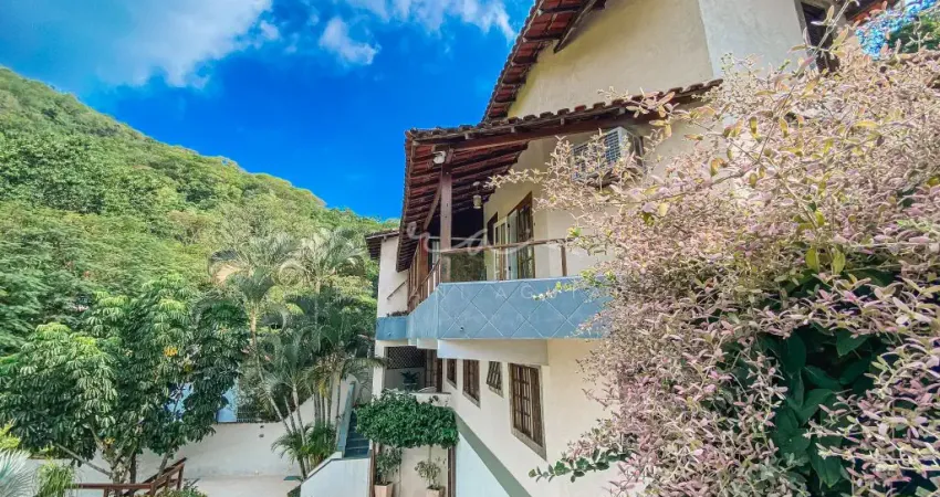 Propriedade em terreno de 810m² com: casa principal maislofts independentes que totalizam 6 quartos em condomínio, freguesia de jacarepaguá.