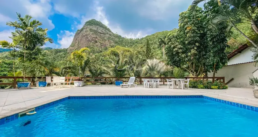 Propriedade em terreno de 810m² com: Casa principal maislofts independentes que totalizam 6 quartos em condomínio, Freguesia de Jacarepaguá.