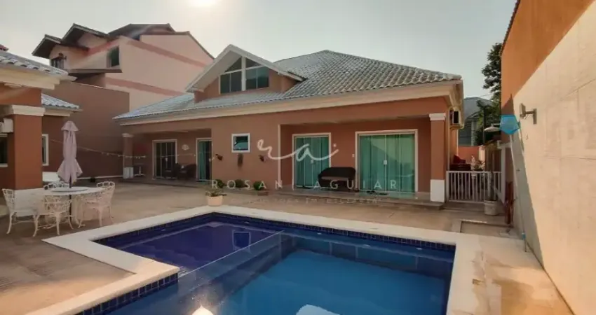 Casa à venda no Condomínio Passaredo, Taquara. 4 quartos e 3 vagas de garagem