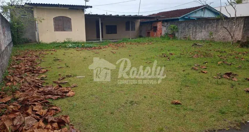 Casa à venda contendo espaço para 2 salas, 3 quartos mais dependências.