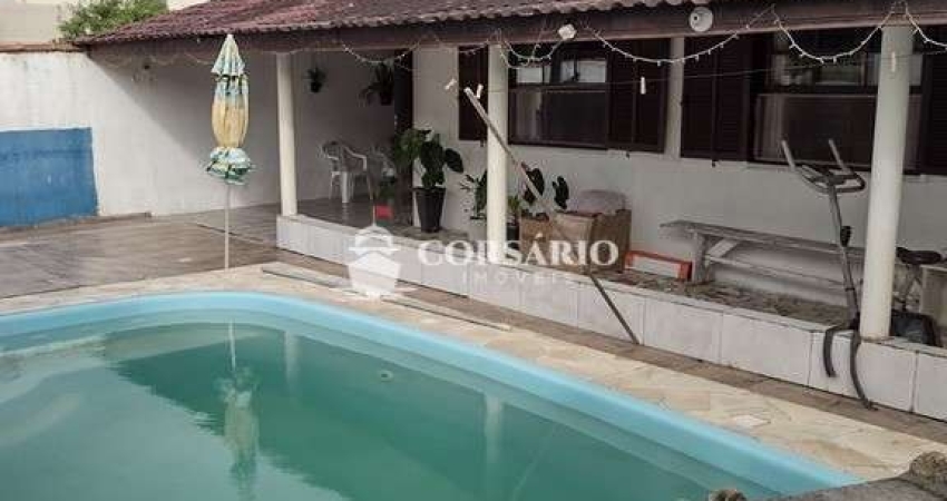 Casa com piscina e sala comercial a venda