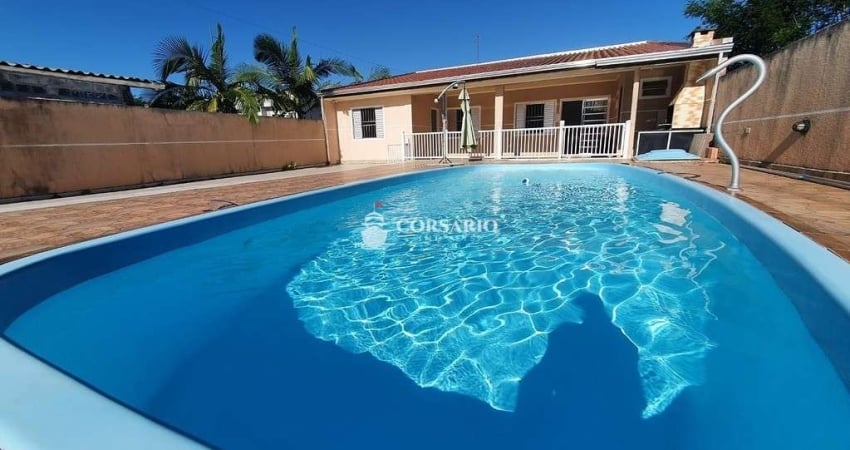 Casa com ampla piscina, no Balneário Atami