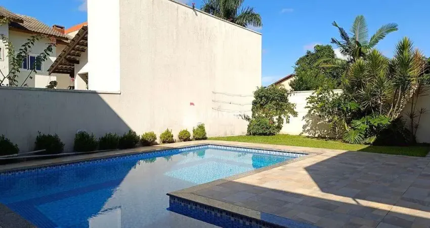 Casa com 04 dormitórios e piscina no Atami Sul