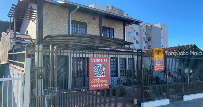 Ampla Casa Sobrado com 4 Dormitórios, Suíte com Hidro e Edícula em Terreno de 220 m²