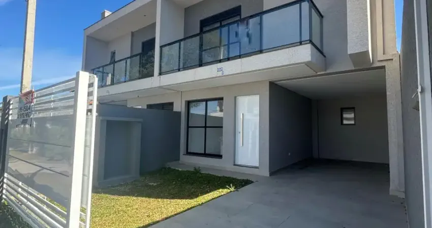 Sobrado triplex com ático e terraço à venda no Bacacheri