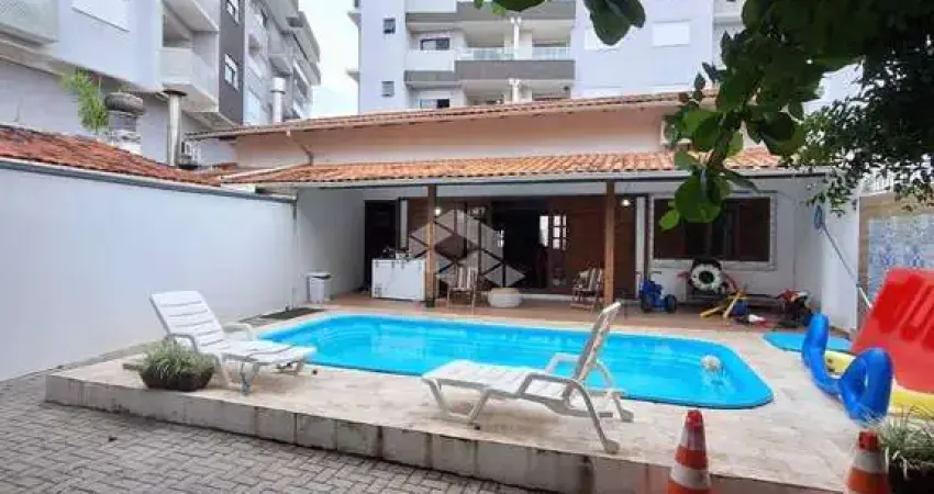 CASA COM PISCINA 2 DORMITÓRIOS/QUARTOS NO CENTRINHO DO INGLESES R$ 2.010.000,00