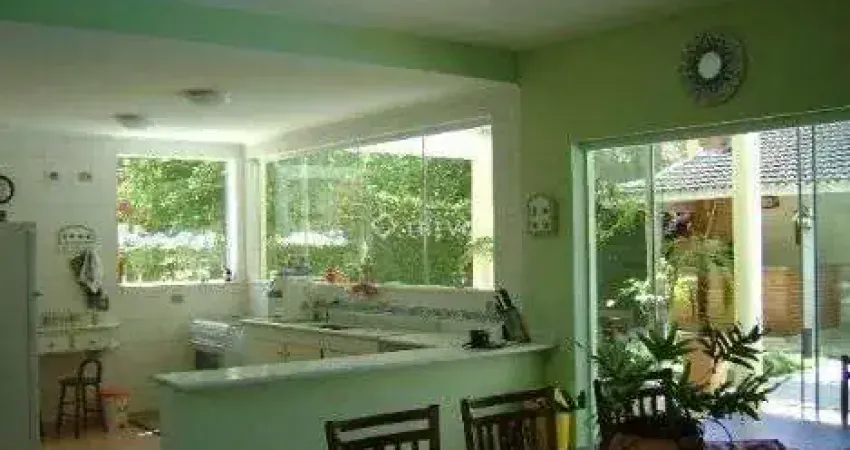 Casa à Venda com 4 quartos, 2 suítes e 234m² por R$ 2.700.000