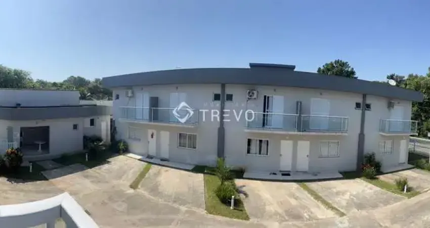 CASA EM VILLAGIO A 800 METROS DA PRAIA COM 2 SUÍTES, 2 VAGAS EM BERTIOGA/SP