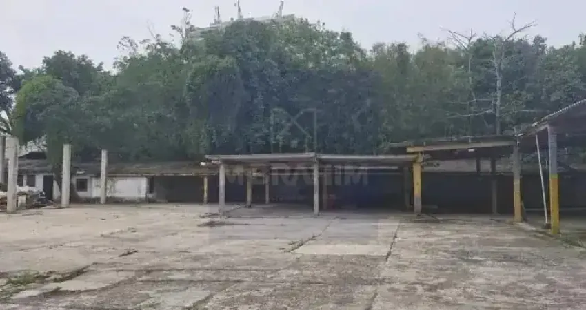 Galpão de 3.400m² para locação a 700m dos estúdios globo – murado, com rgi e localização estratégica na estrada dos bandeirantes