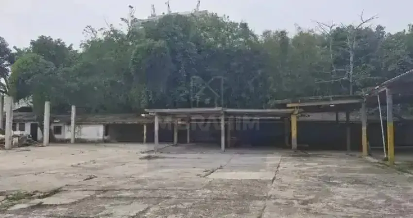 Galpão de 3.400m² para locação a 700m dos estúdios globo – murado, com rgi e localização estratégica na estrada dos bandeirantes