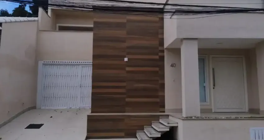 LOCAÇÃO: Casa com PISCINA em condomínio fechado para alugar na estrada cachamorra, campo grande, rj.