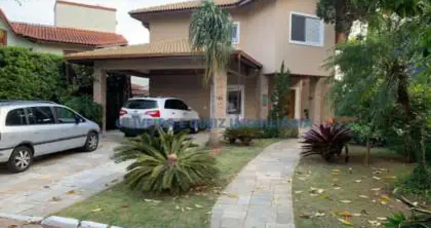 Casa em condomínio fechado, 342m², 4 quartos, sendo 2 suítes, sala, lareira, espaço gourmet, piscina, 4 vagas de garagem