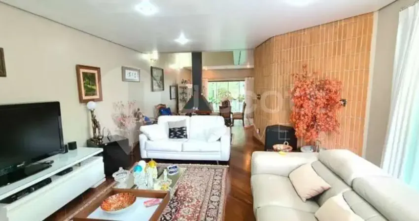 Belíssimo Sobrado com fino acabamento, ótima planta com ambientes super iluminados e ventilados.
