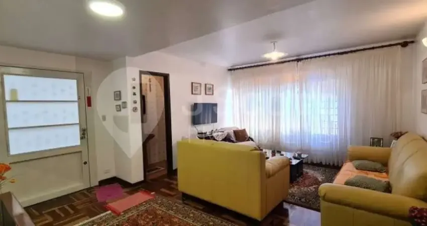 Belo Sobrado a venda em rua tranquila no miolo do Jardim Prudência.