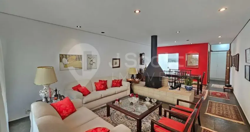 Casa em condomínio fechado a venda com 3 dormitórios, churrasqueira e lareira.
