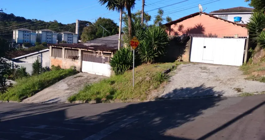 Terreno amplo com 204m² e duas casas prontas, confira esta oportunidade!