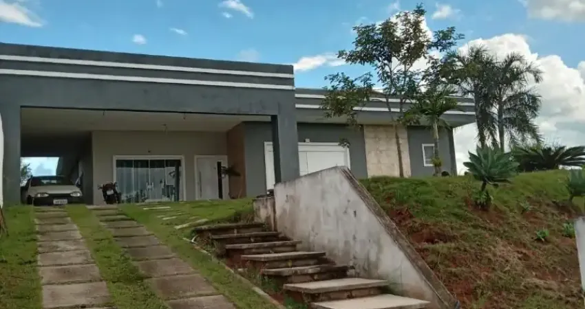Casa no condomínio Lago Dourado, ótima localização.