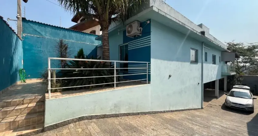 Para você que busca uma casa bem localizada e com uma iluminação natural incrível