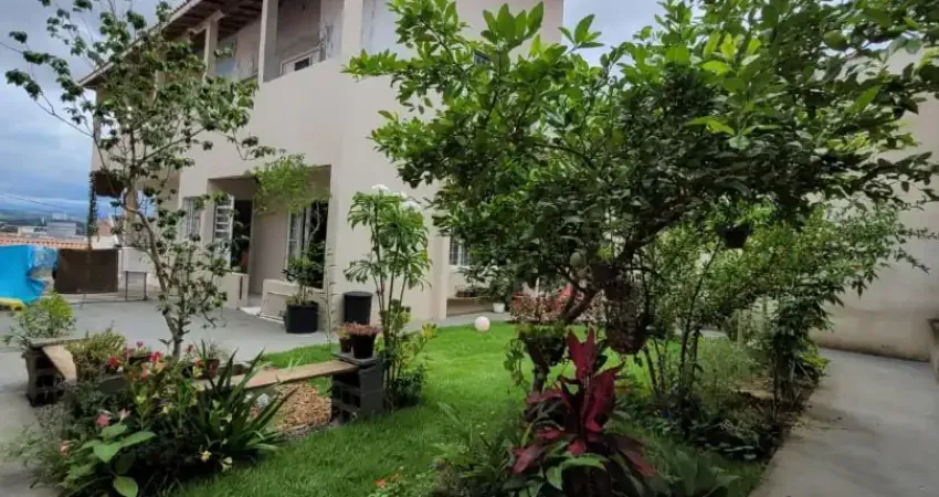Lindo sobrado toda reformada com quintal imenso e área verde.