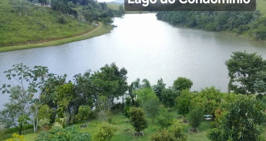 Descubra o lugar perfeito para construir a casa dos seus sonhos com este espaçoso terreno em um charmoso condomínio fechado. Localizado em uma área tranquila e segura, este terreno oferece a combinaçã