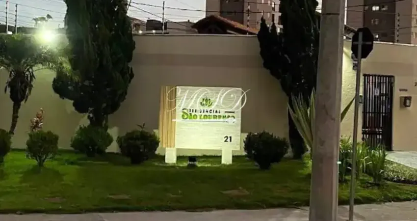 Casa térrea em condomínio fechado com ótima localização e fácil acesso à rodovia.