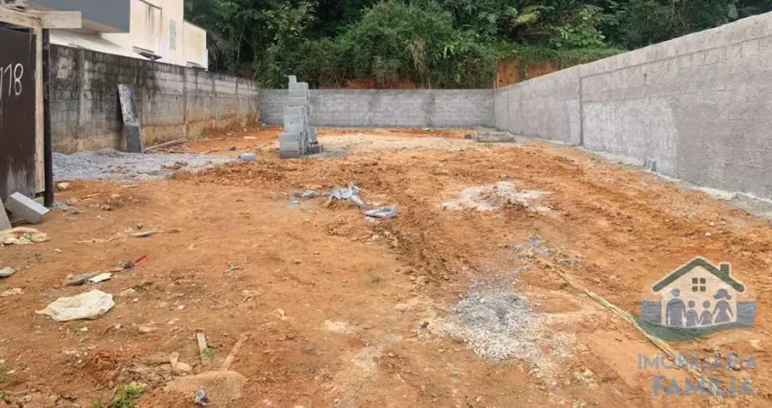 EXCELENTE OPORTUNIDADE DE LOTE ATERRADO E MURADO LOCALIZADO EM RUA ASFALTADA NO BAIRRO MASSAGUAÇU EM CARAGUATATUBA!