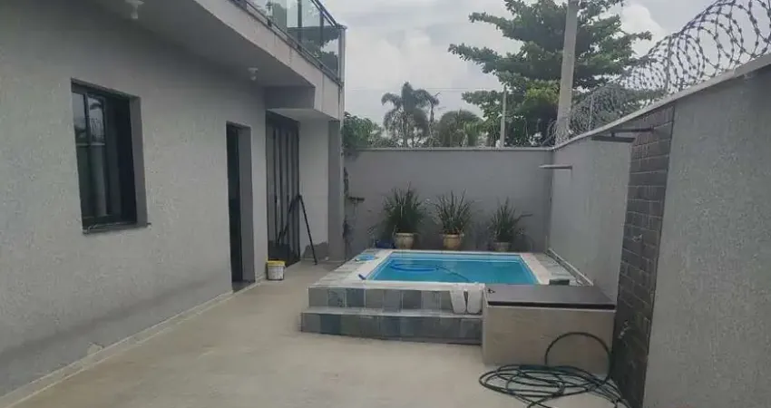 Incrível sobrado com piscina situado no bairro praia das palmeiras em caraguatatuba-sp!