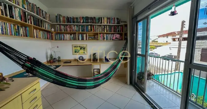 Sobrado à venda: Casa no Guanabara com 4 quartos e 6 vagas de garagem - Oportunidade Única em Joinville-SC!