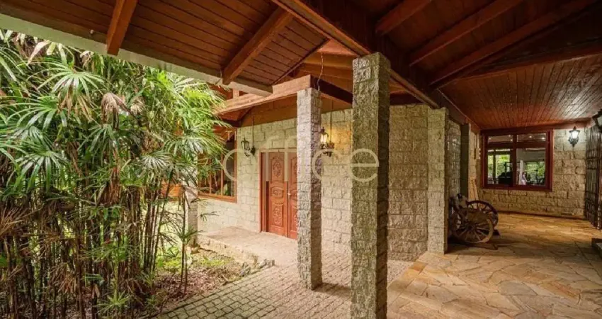 Propriedade aconchegante com piscina e lareira em local privilegiado