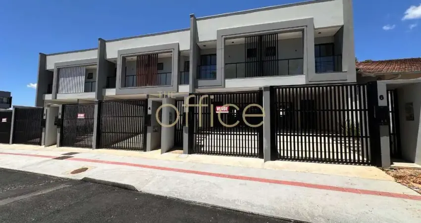 Sobrado Geminado com 3 Quartos e Acabamentos Modernos no Bom Retiro, Joinville-SC. Aproveite!