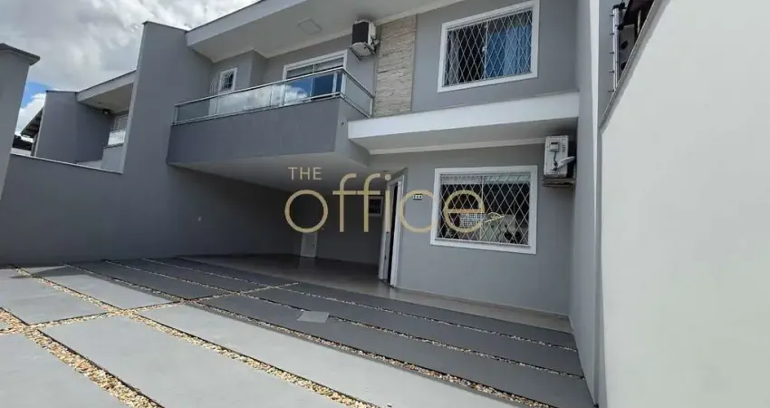 Imperdível sobrado à venda em Joinville-SC, bairro Saguaçu: 3 quartos, 1 suíte, 2 salas, 2 banheiros, 3 vagas, 138,32m²!