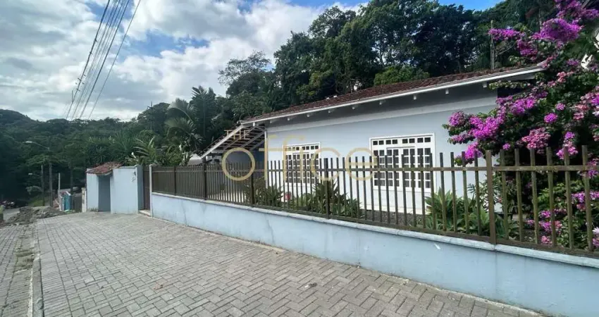 Imperdível! casa à venda em joinville-sc, bairro iririú, 4 quartos, 1 suíte, 3 salas, 3 banheiros, 6 vagas de garagem, 274m².