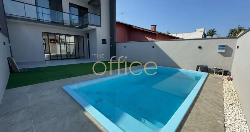 Sobrado exclusivo - 143m2 privativos, 208m2 terreno, 3 quartos (1 suíte), 3 banheiros, 2 vagas lado a lado, área externa bem ampla com piscina