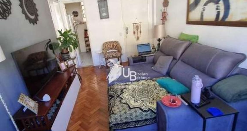 Excelente apartamento de de frente com2 quartos com dependência em Copacabana