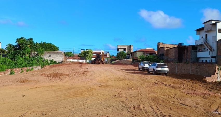 Lote de 1.500m², frente total para a estrada do coco- excelente localização.