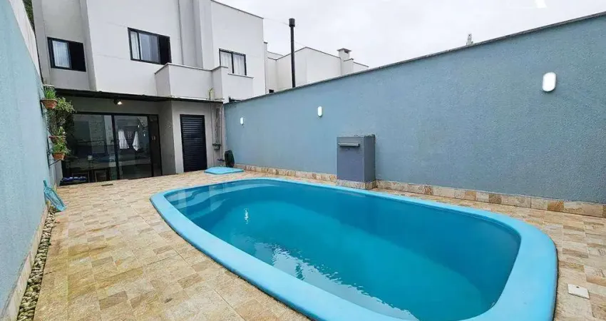 Sobrado triplex com piscina, 03 dormitórios no iririú em joinville!