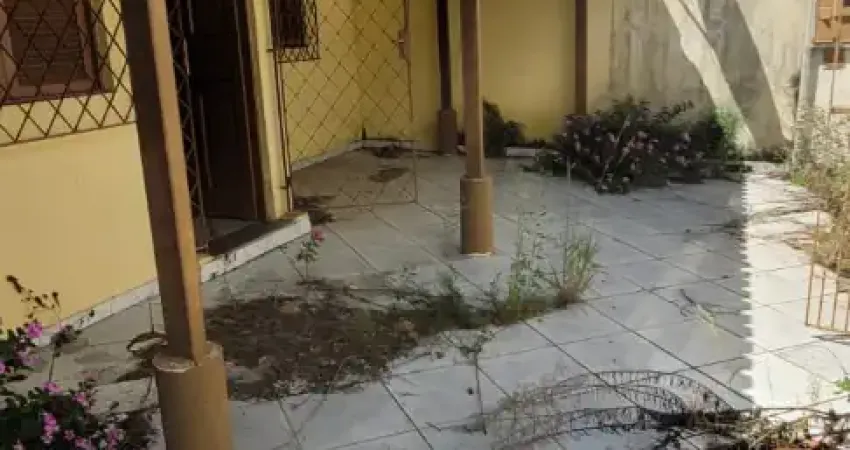 Casa Antiga com Terreno Ótimo — Chance de Construir ou Ampliar